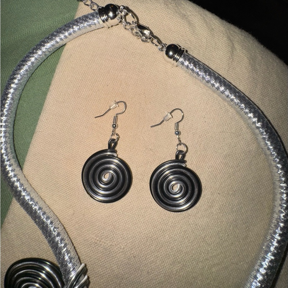 🆕 Spiral Necklace and Earring Set - Picture 5 of 6